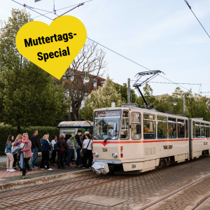 Fahrgäste steigen in die historische Straßenbahn der Thüringer Waldbahn ein, die für das Straßenbahnkonzert zum Muttertag mit Crepes Sucette zwischen Gotha und Bad Tabarz unterwegs ist.