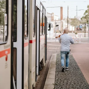 Lukas Bergmann-Gabel spielt Geige beim Straßenbahnkonzert von Crepes Sucette in der Thüringer Waldbahn in Gotha.