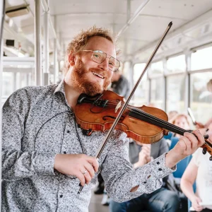 Lukas Bergmann-Gabel spielt Geige beim Straßenbahnkonzert von Crepes Sucette in Erfurt.